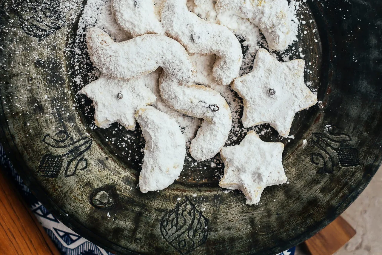 Teller mit Plätzchen und Vanillekipferln